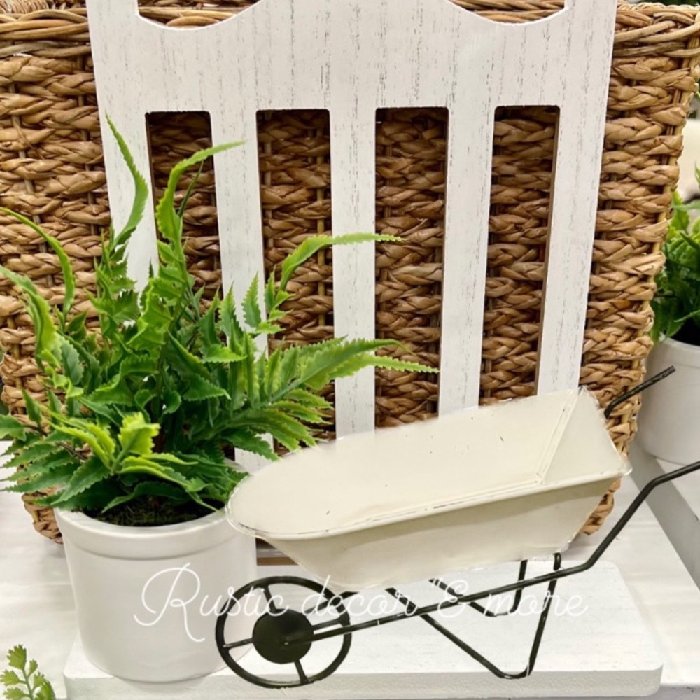 Metal Farmhouse Wheelbarrow Decor.